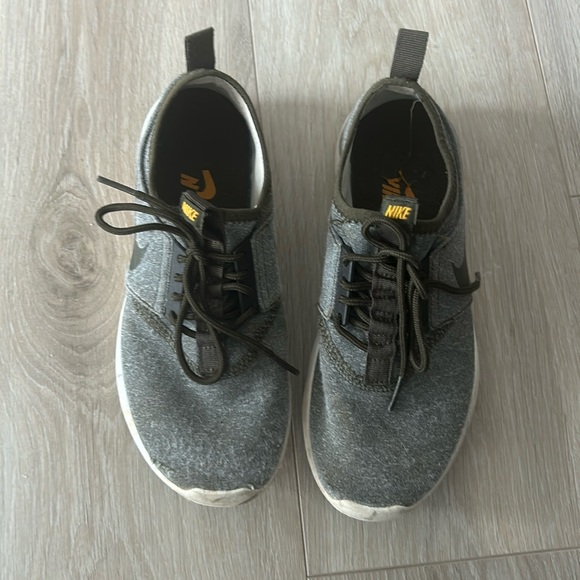 💚🧡NIKE Sneakers - Picture 3 of 5